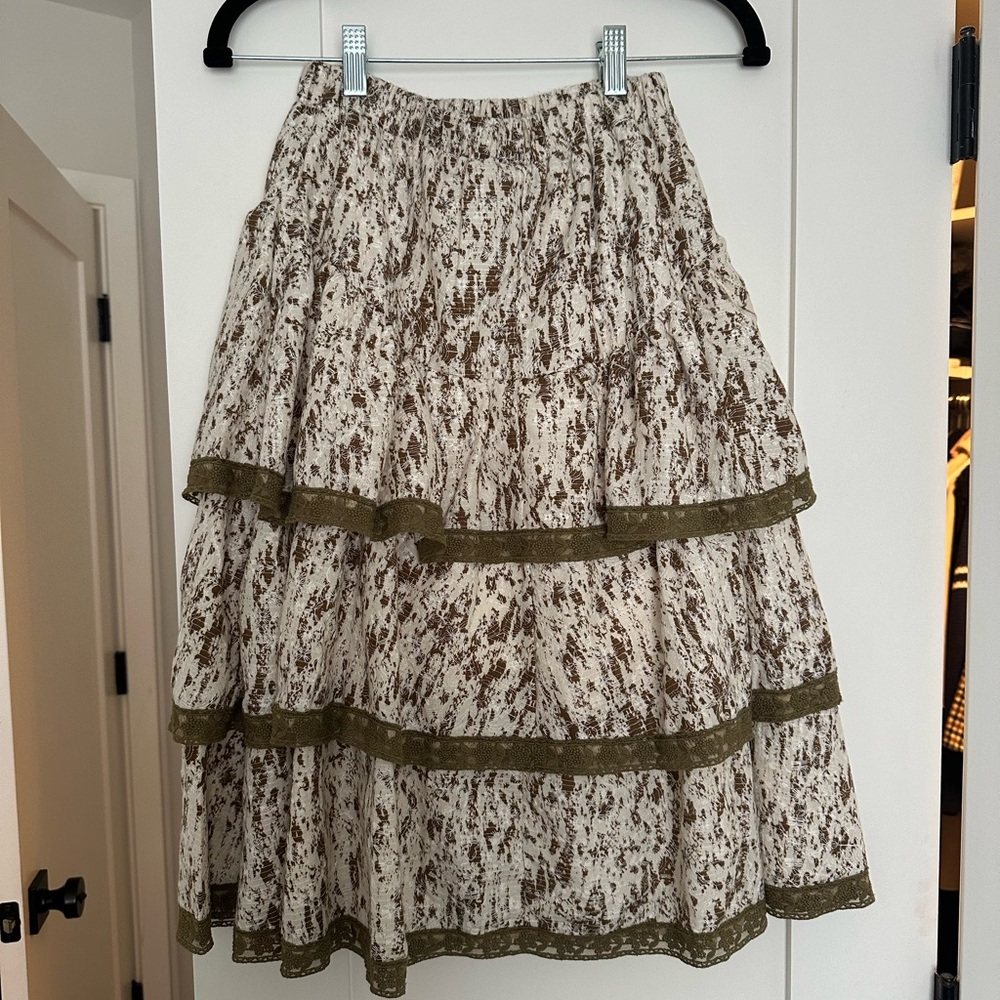Brand new! Modest knee length tiered women’s skirt Udel NY size small